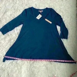 Gibson Latimer.  Size medium tunic. Trapeze style. Cut outs at shoulder.  NWT.